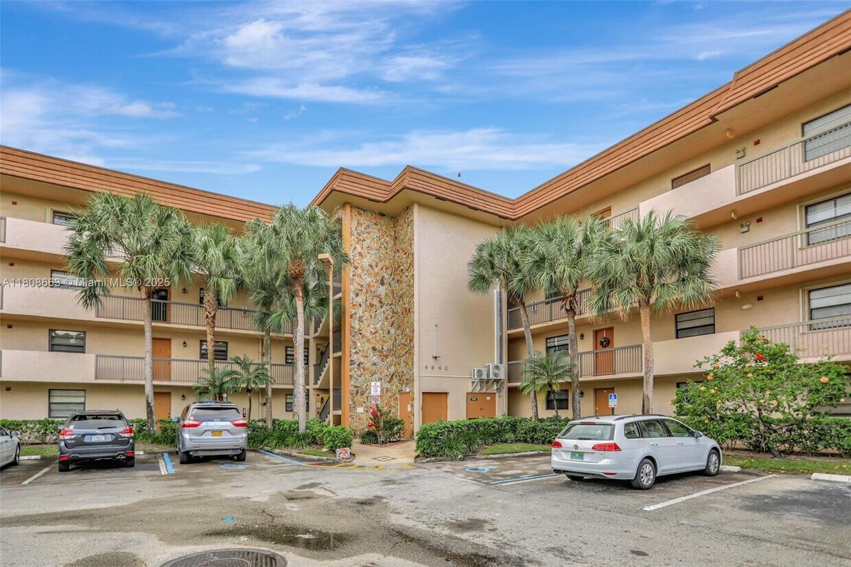 Foto principal - 4940 E Sabal Palm Blvd