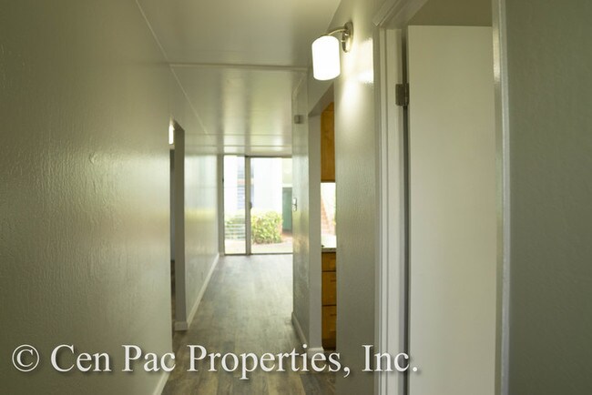 Building Photo - 1042 Ehoeho Ave