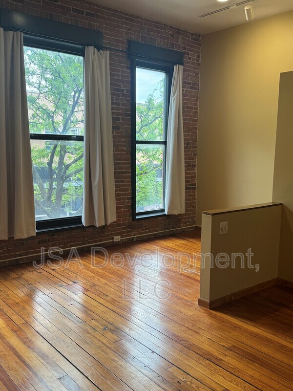 Building Photo - 220-224 E 4th St