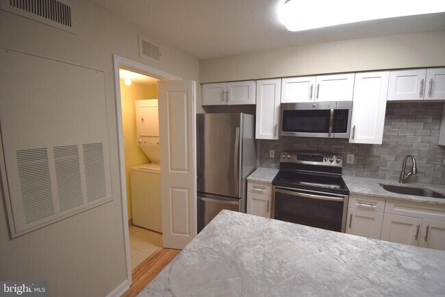 Building Photo - 3305 Wyndham Cir