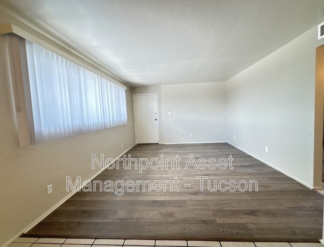 Building Photo - 1550 N Craycroft Rd