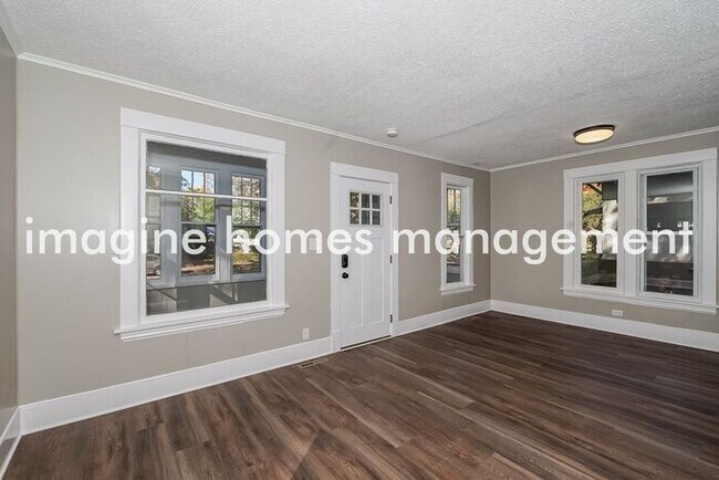 Building Photo - Remodeled Home in Minneapolis. Pets Welcome!