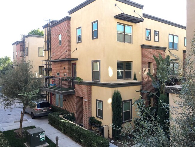 Building Photo - 140 E Olive Ave