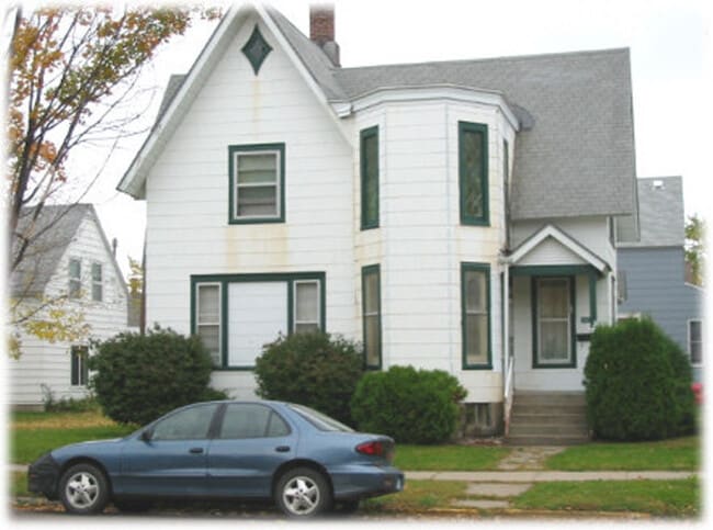 Building Photo - 326 Center St