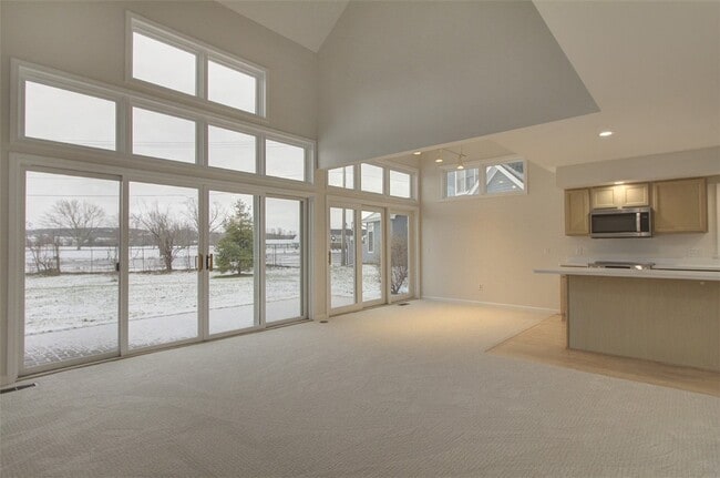 Foto del edificio - 245 Roseland Ln