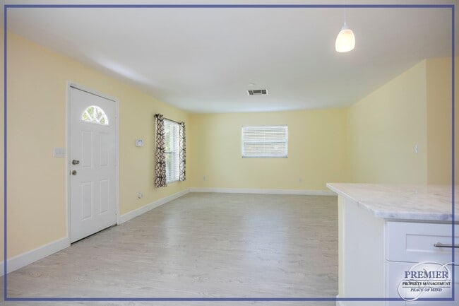 Foto del edificio - ***AMAZING LOCATION***3 BED/2BATH***NO HOA...