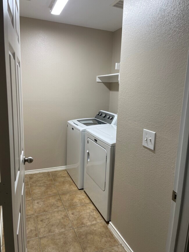 Foto del edificio - 2220 Stoneleigh Pl