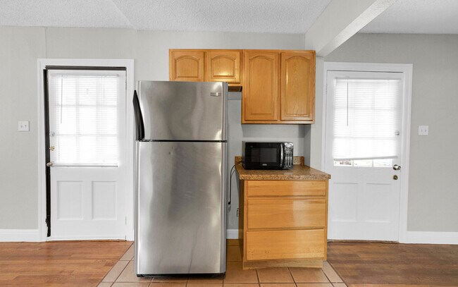 Building Photo - Updated Condo Near UT!