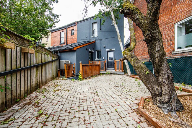 Photo du bâtiment - 2045 Davenport Rd