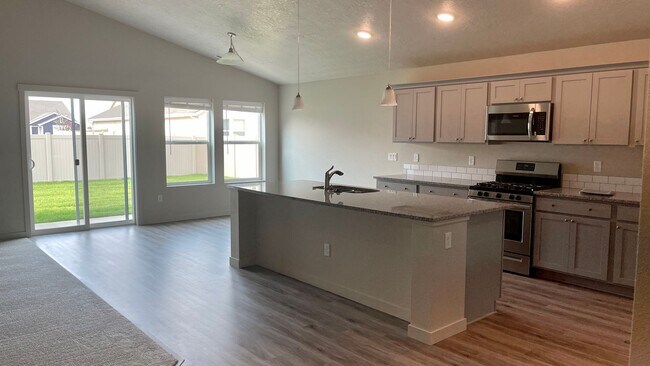 Foto del edificio - $2,199.00 / Large 4 bed 2 bath / 3 car gar...
