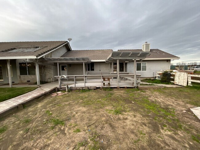 Foto del edificio - Country home with 4th bedroom/living space separate from main home