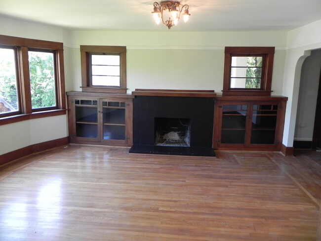 Building Photo - 925 Bridgeway