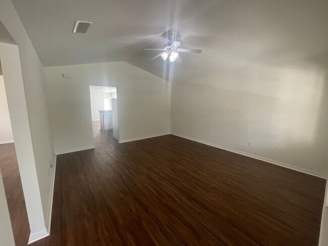 Foto del edificio - 3/2 Home in Walnut Creek with Vaulted Ceilings and Updated Finishes