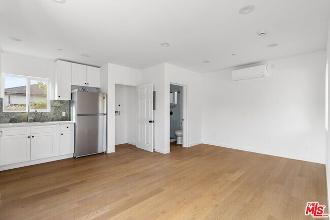 Foto del edificio - 15838 Chatsworth St