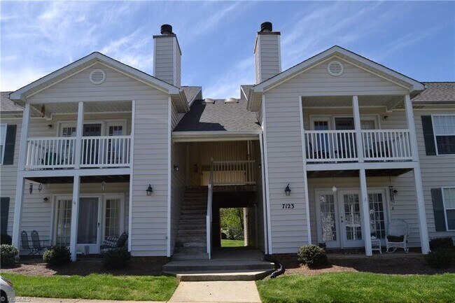 Hermosos actualización 2HAB 2HAB apartamento en el primer piso - 7123 W Friendly Ave