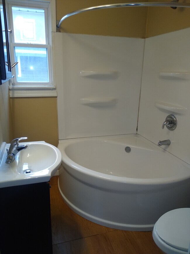 upstairs bathroom - 417 6th Ave S