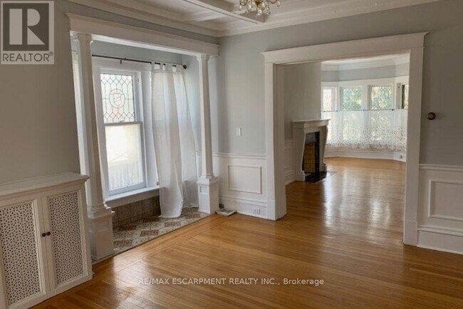 Building Photo - 2 Undermount Ave