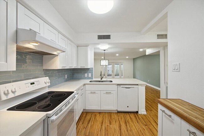 Foto del edificio - 5237 Arboles Dr