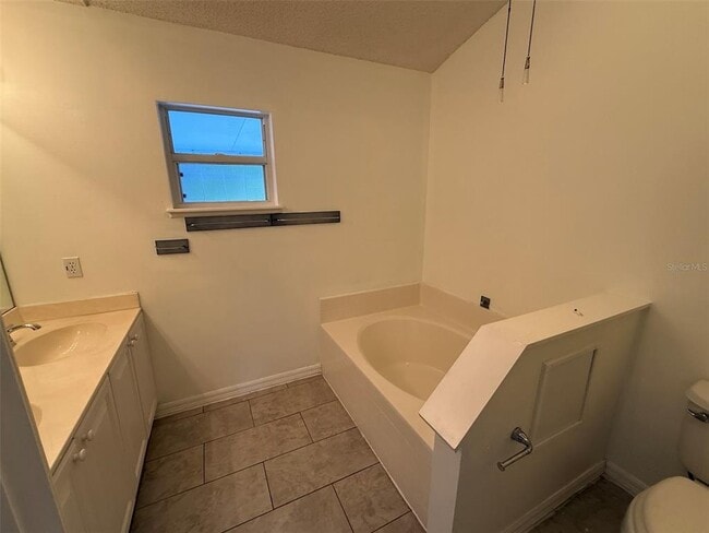 Building Photo - 607 Basingstoke Ct