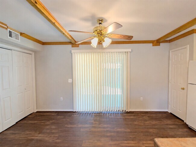 Building Photo - 24015 Strong Pine Dr