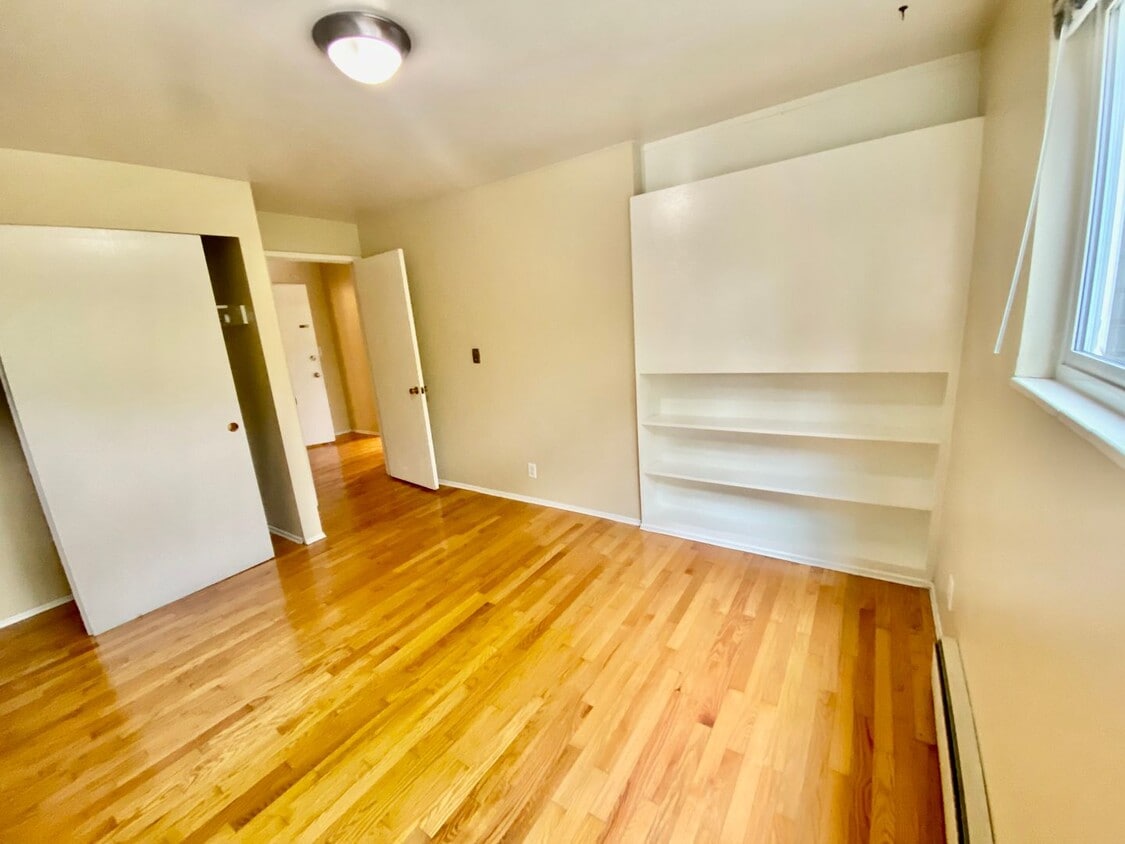 Building Photo - Angeline