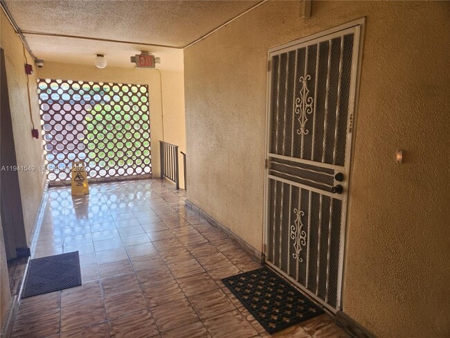 Foto del edificio - 8990 SW 24th St