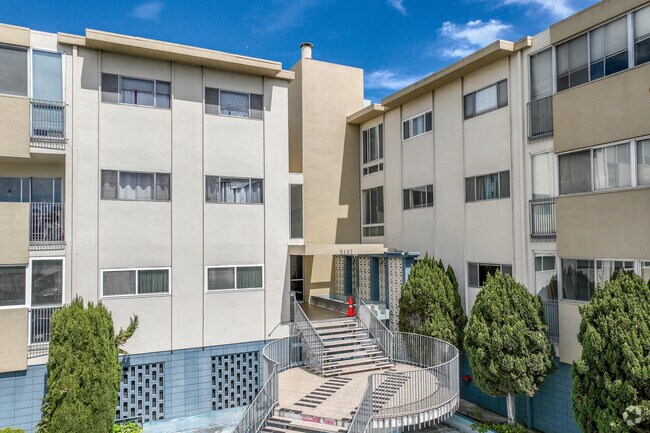 Entrada del edificio - 2137 Otis Dr