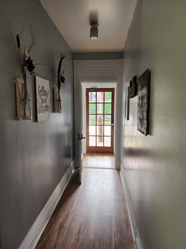 Building Entry - 413 N Maple Ave
