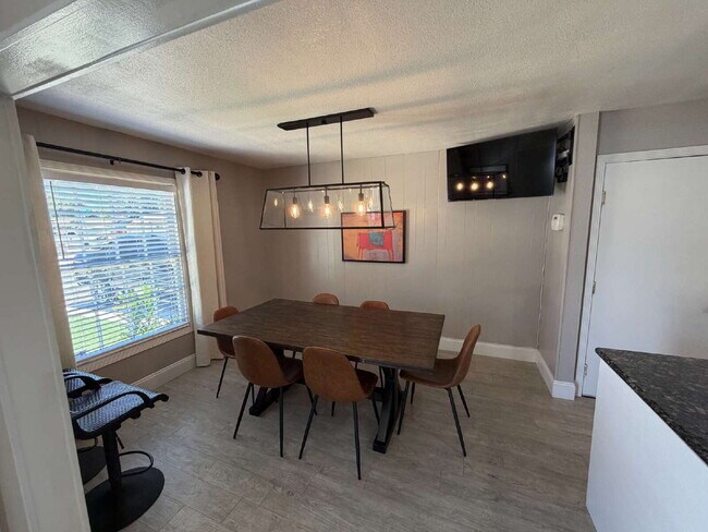 Foto del edificio - "Charming 3-Bedroom Oasis with Granite Elegance & Hardwood Warmth in Concord!"