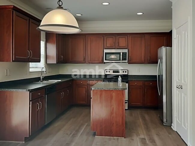 Building Photo - 2004 Centerview Dr