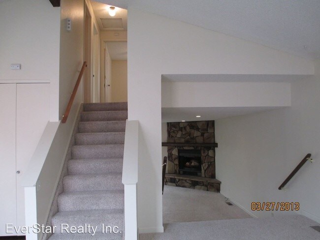 Building Photo - 4 br, 2 bath House - 402 E 9th Place