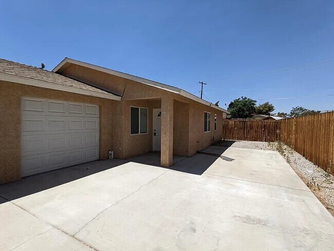 Foto del edificio - 7154 Barberry Ave