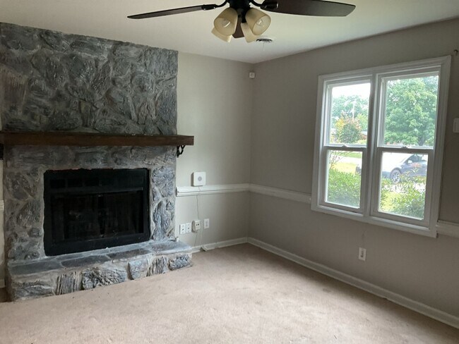 Building Photo - 216 Burlie Ct