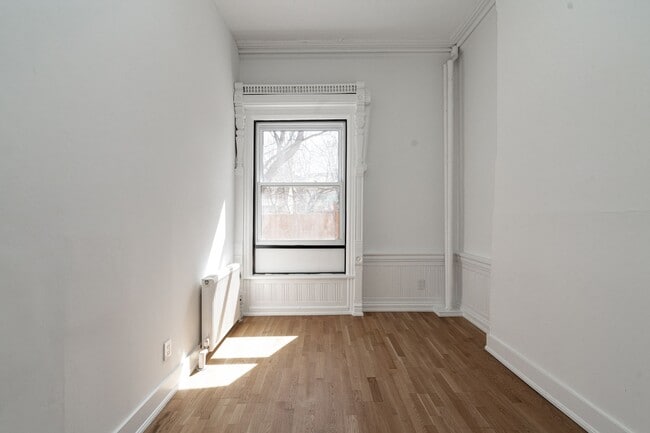 Building Photo - 160 Huron St