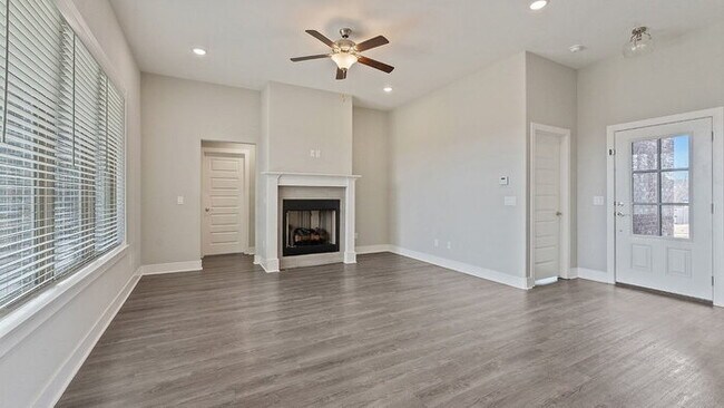 Foto del edificio - "Charming 4-Bed Oasis with 2 Full Baths in Prime Fayetteville Location – 1800 Sq Ft of Comfort!"