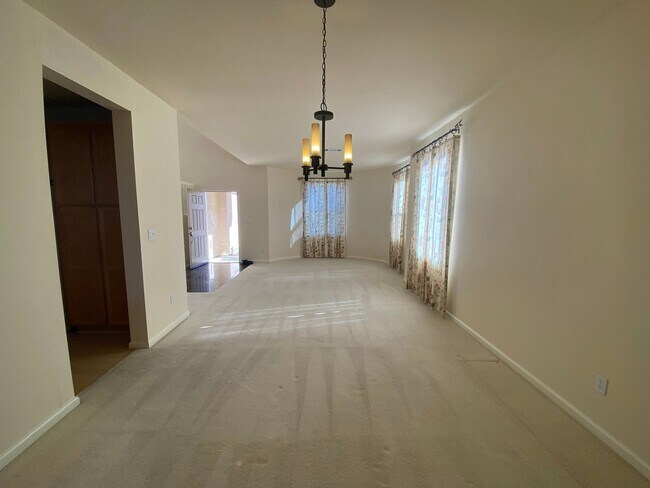 Building Photo - Beautiful and large single family home 4bd...