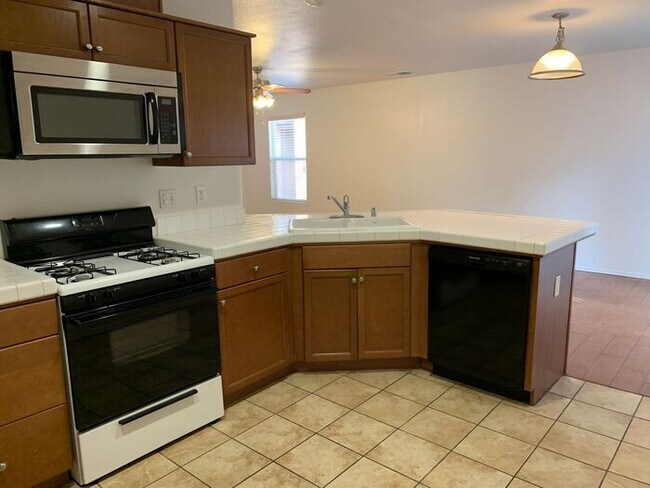 Building Photo - Middle unit available in NW Visalia!