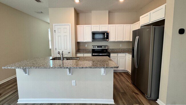 Foto del edificio - End Unit Greenland Chase Townhome Availabl...