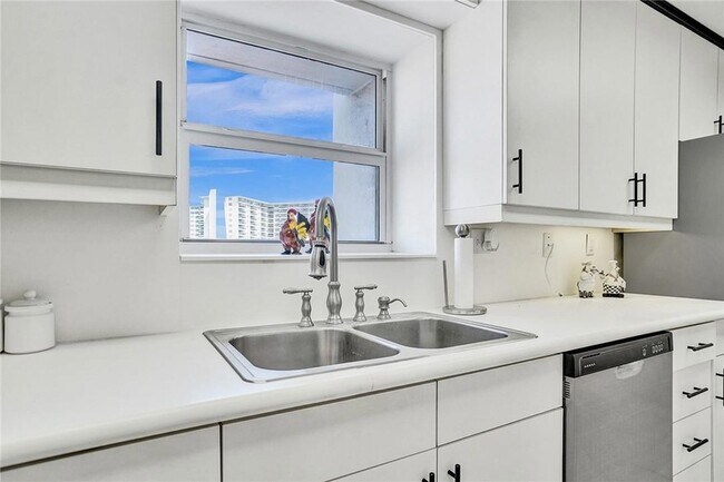 Building Photo - 3430 Galt Ocean Dr