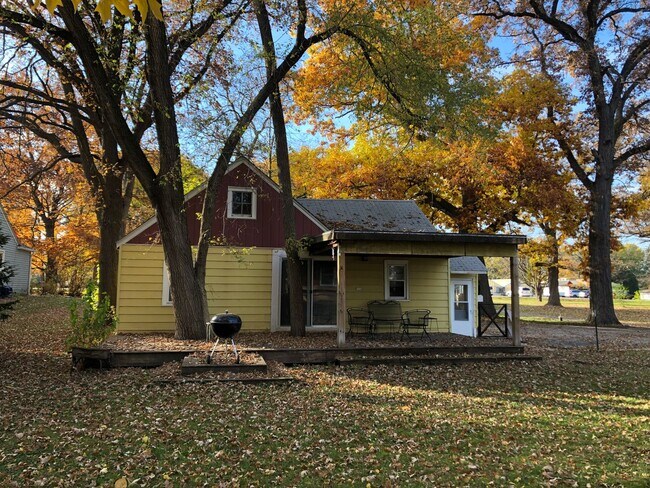 Building Photo - Cozy Two Bedroom Single Family in Country ...
