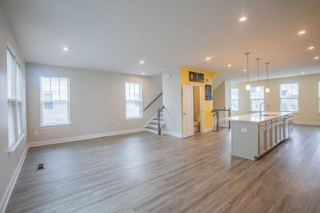 Building Photo - Elegant 3 BR/4.5 BA EOG Townhome in Hanover!