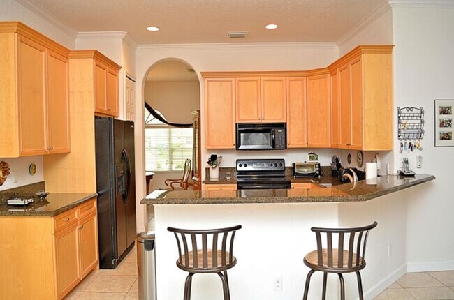 Foto del edificio - Well maintained large 4/2/2 corner lot poo...