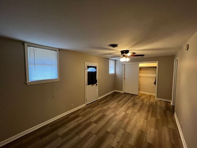Building Photo - Large one bedroom house with central air.