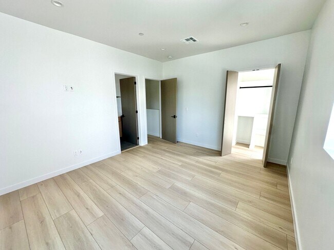 Foto del edificio - 6406 Riverton Ave