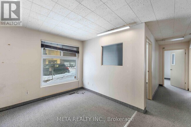 Photo du bâtiment - 1641 Victoria Park Ave