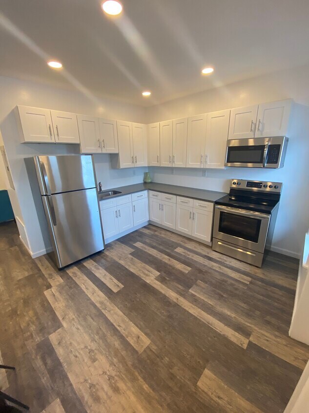 Kitchen - 11634 Madison Ave