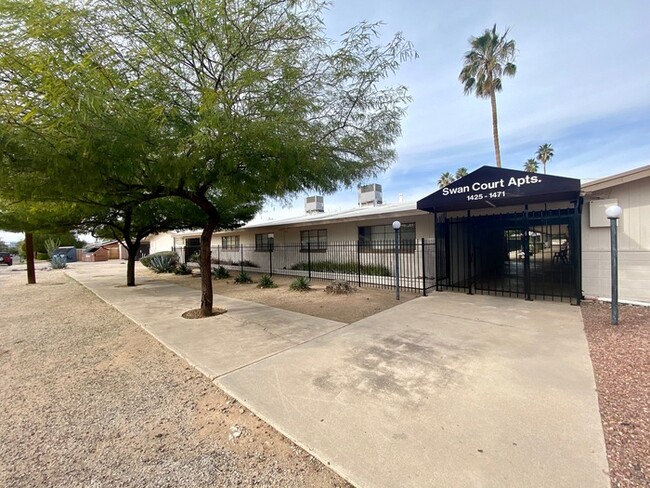 Building Photo - Spacious 2 Bedroom with Vaulted Ceilings, ...