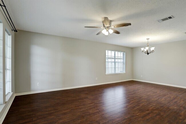 Foto del edificio - 30306 Glenboro Dr