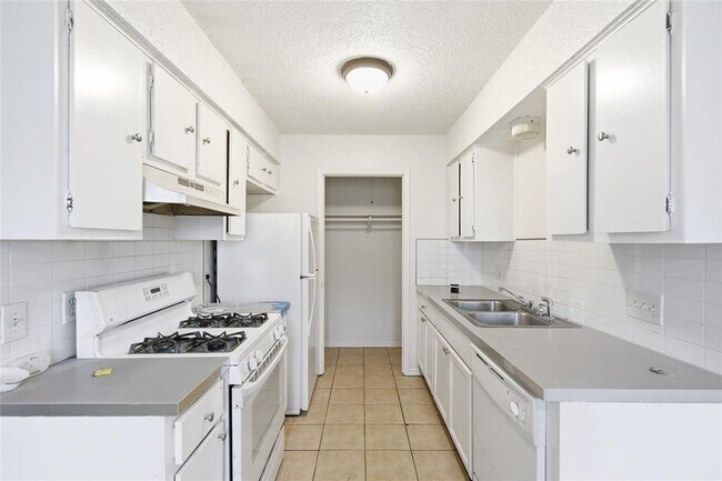 Foto del edificio - 2412 Burleson Ct