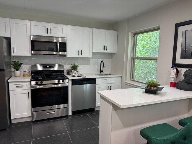 Building Photo - Lakeview Apartments